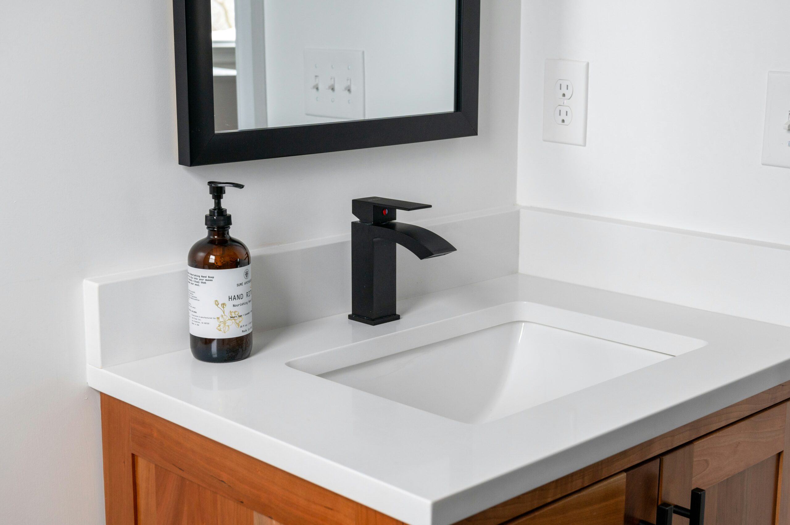 How to Decorate a Small Bathroom: 5 Best Small Bathroom Decor Ideas